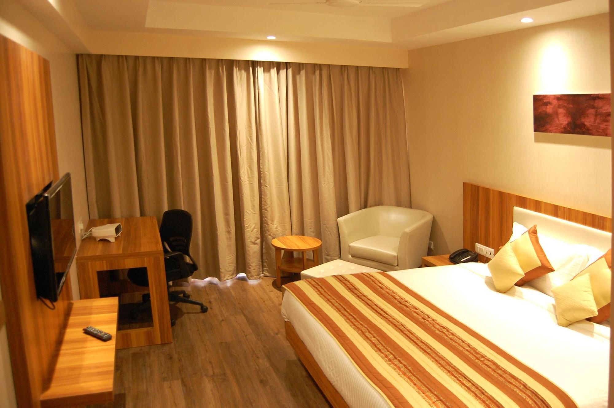 Hotel Le Roi Raipur At Raipur Railway Station Екстер'єр фото